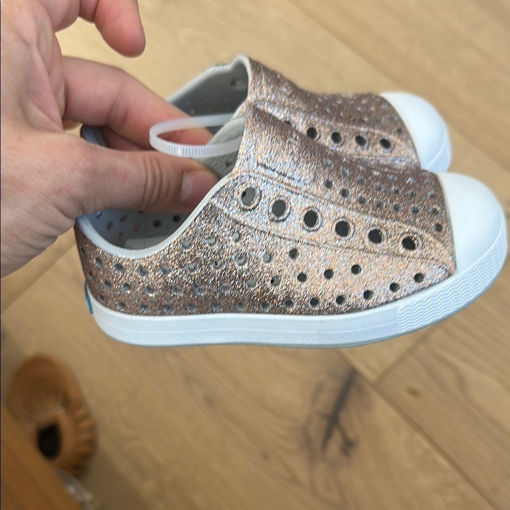 Native Jefferson blind metal Kids Glitter Slip-On Shoes rose gold C6 NWT